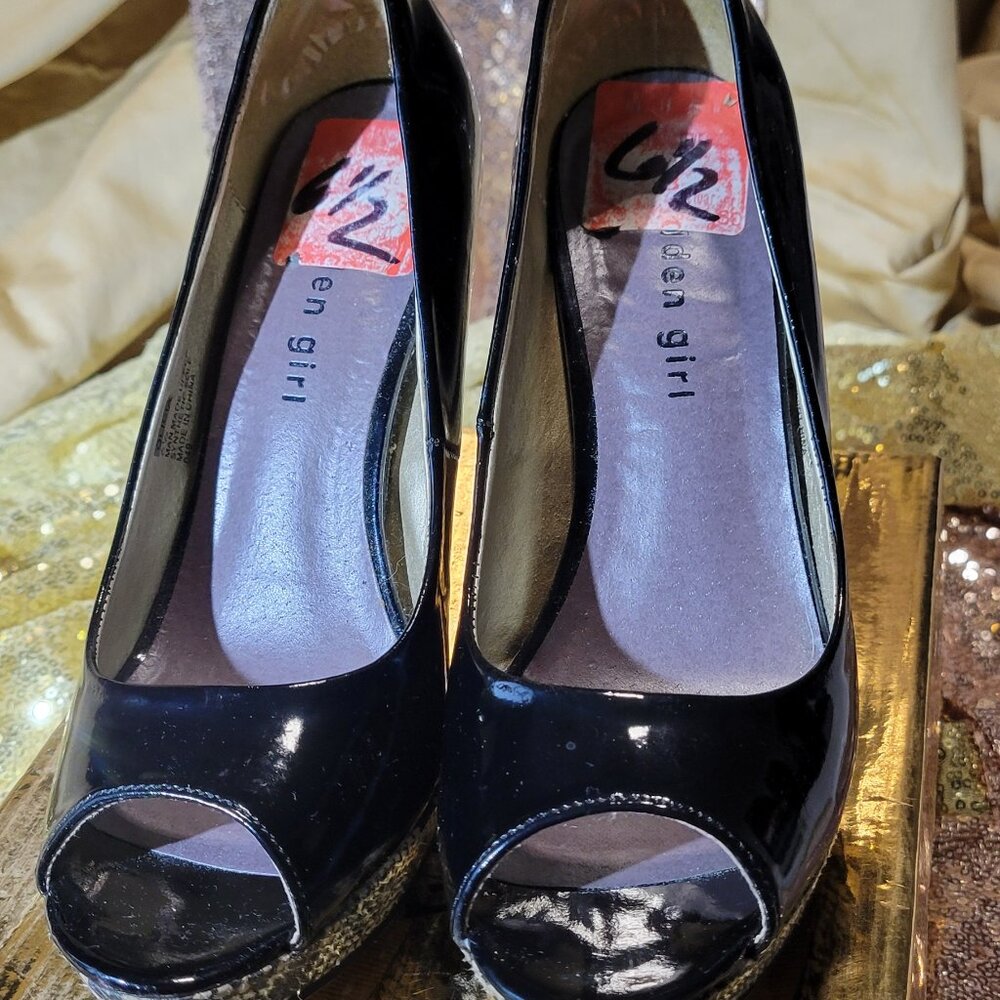women's Modern Girl shoes size 6.5, Black pumps